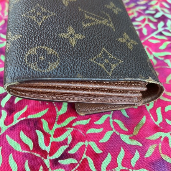 Louis Vuitton Monogram Sarah Wallet - Picture 5 of 17